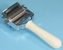 Bear Claw Cutter S/S - Poly Handle